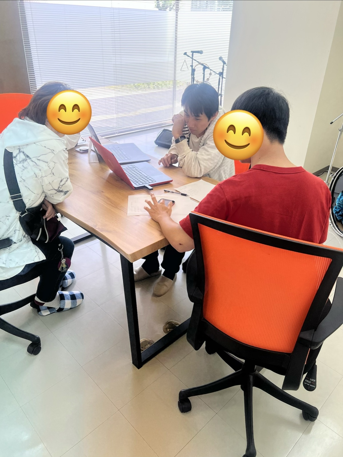 音楽制作と動画編集の共同制作について、スタッフを交えて打ち合わせをする様子