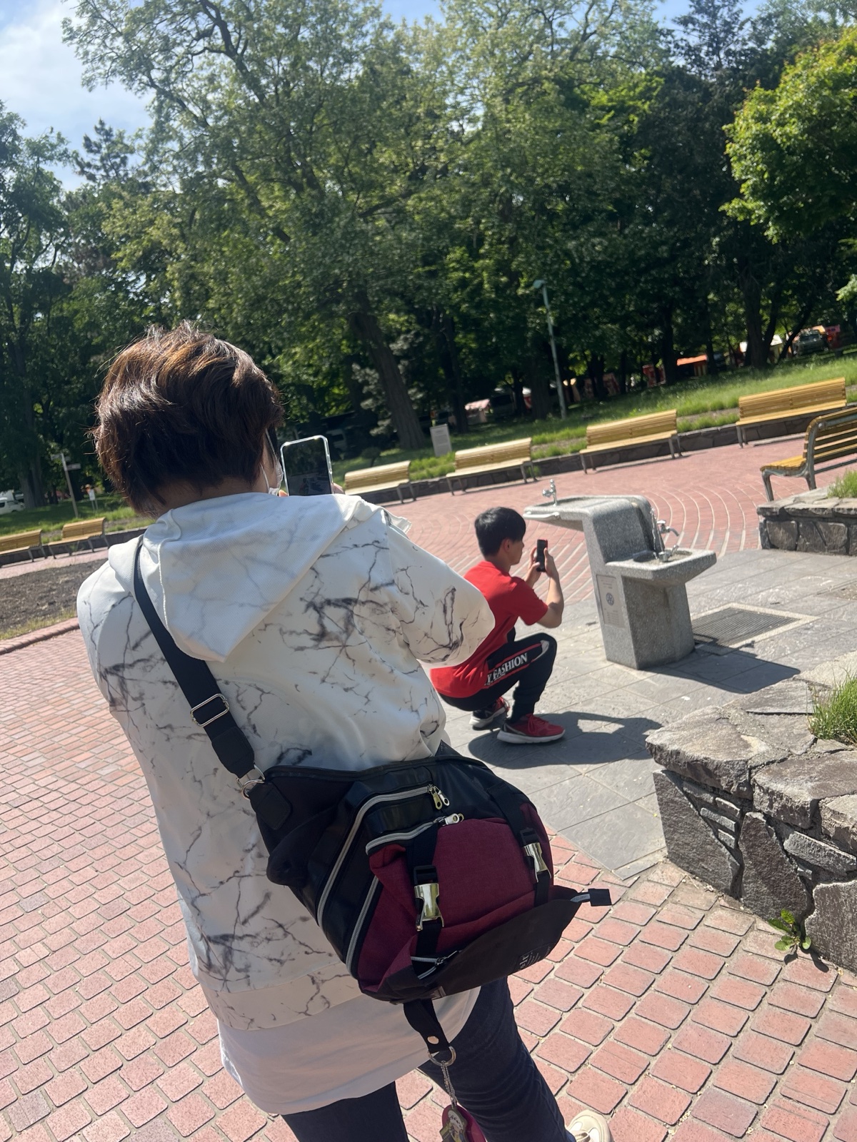 公園で映像素材になりそうな場所を探しながら撮影の下見をしている様子