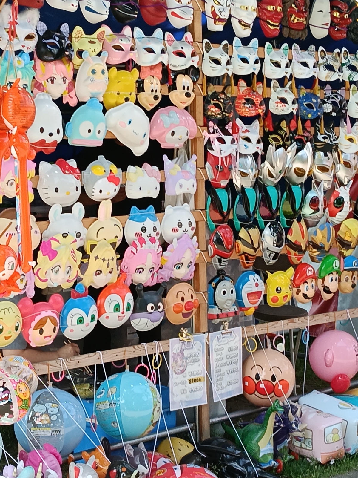 お祭り会場となった公園内の風景を、角度を変えながら撮影している様子