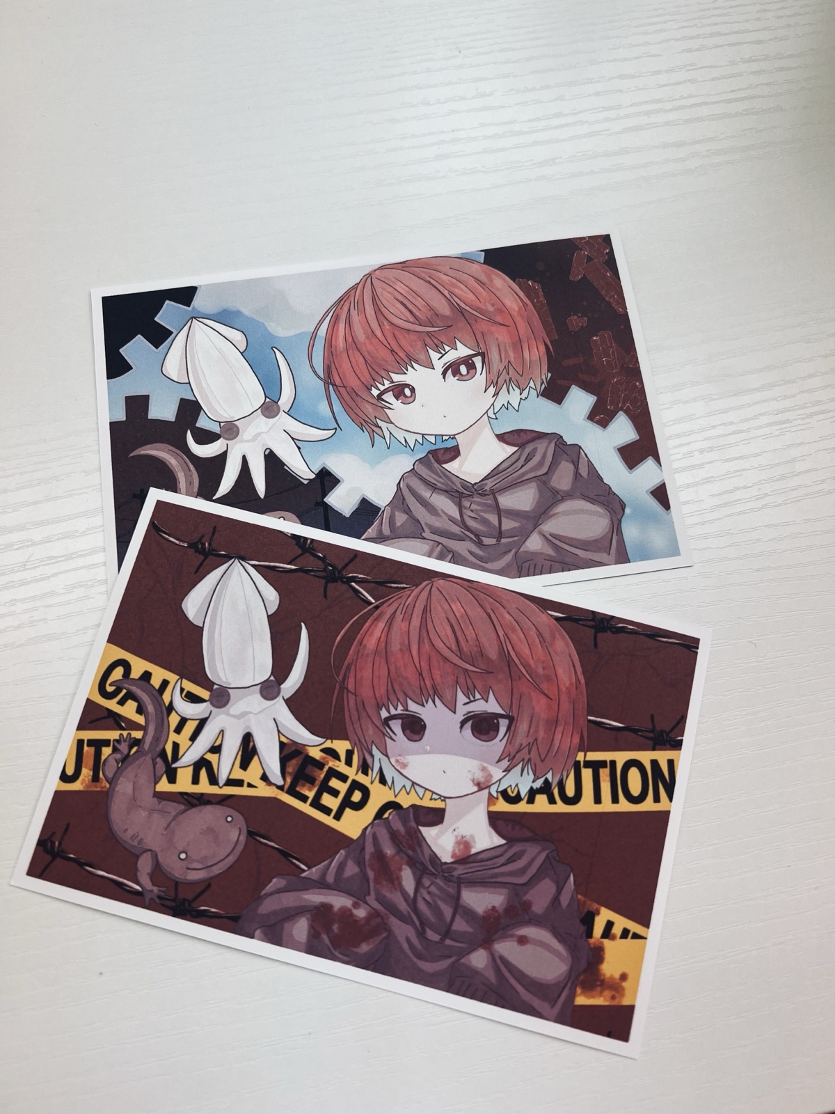 利用者さんが完成させた、オリジナルキャラクターのイラスト作品。色や背景を変えた2種類のプリント