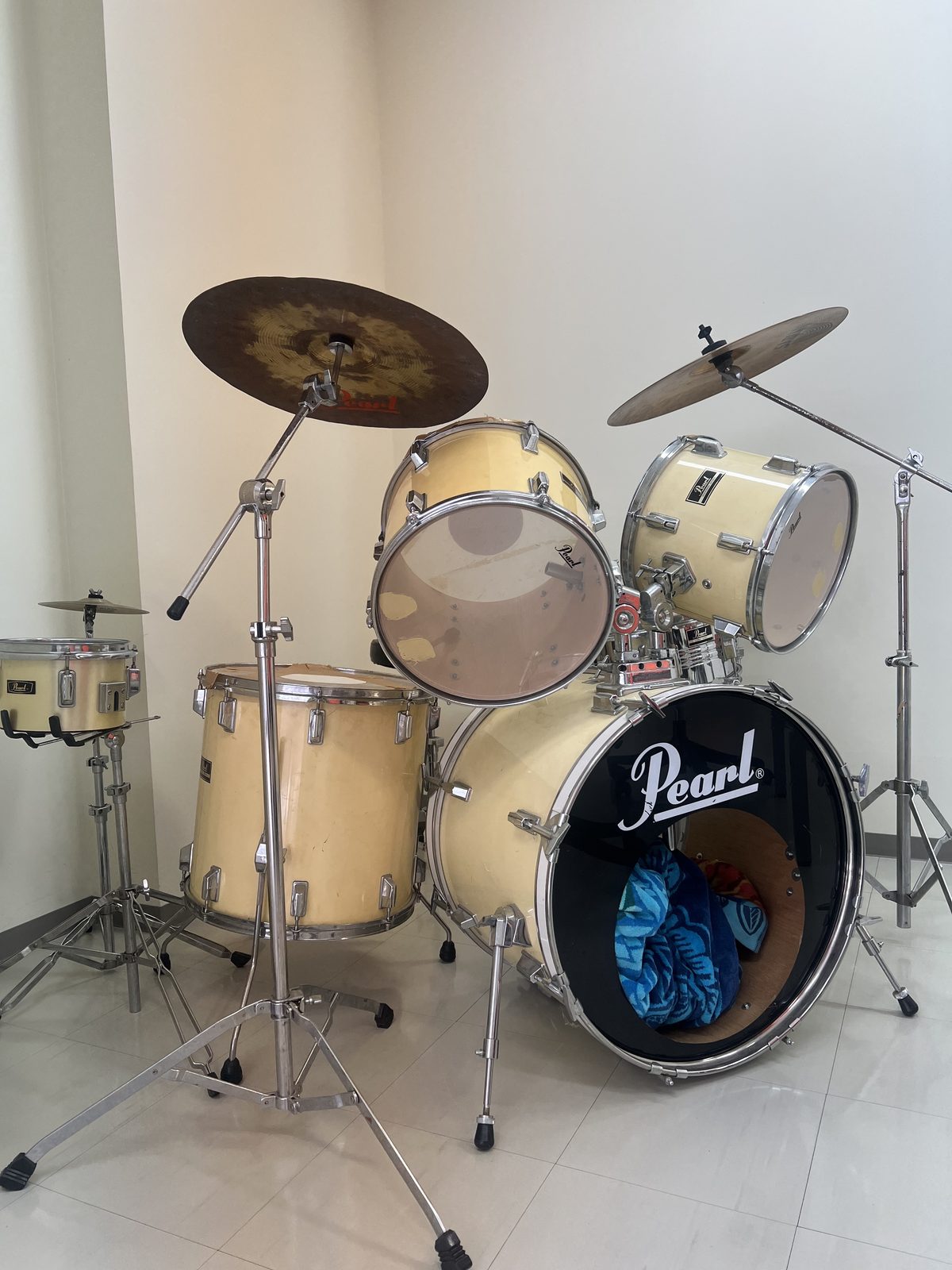 作業スペースの一角に置かれたPearlのドラムセット